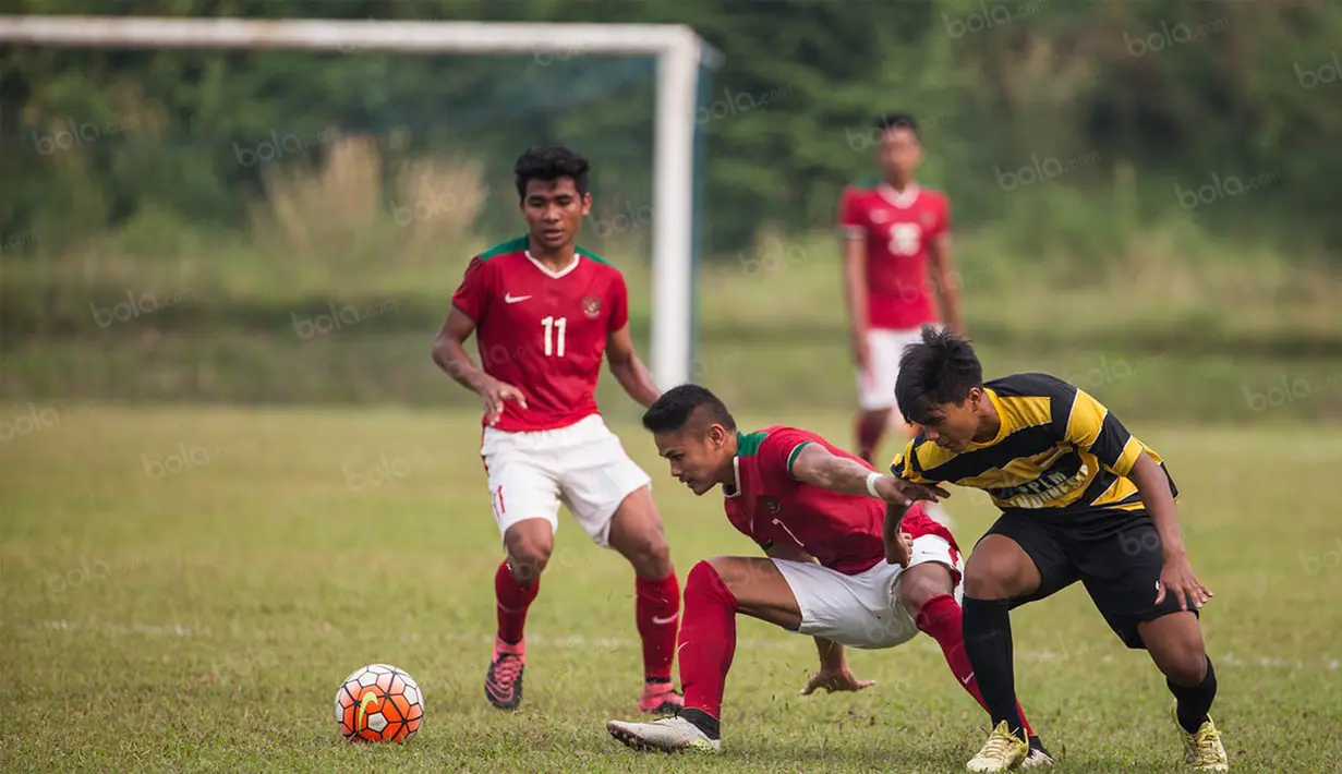 Striker Indonesia U-19, Dimas Drajad, berusaha melewati hadangan pemain PPLM pada laga ujicoba di Lapangan NYTC Sawangan, Depok, Jawa Barat, Jumat (5/8/2016). Indonesia U-19 menang 3-0 atas PPLM. (Bola.com/Vitalis Yogi Trisna)