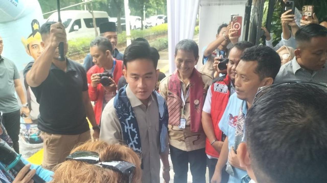 Momen Hangat! Gibran Temui Relawan Prabowo-Gibran di Jakarta Selatan, Ada Apa Saja?