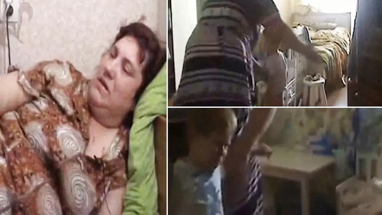 Galina Sicheva saat tidur dan memukuli Vladislav | Foto: copyright dailymail.co.uk