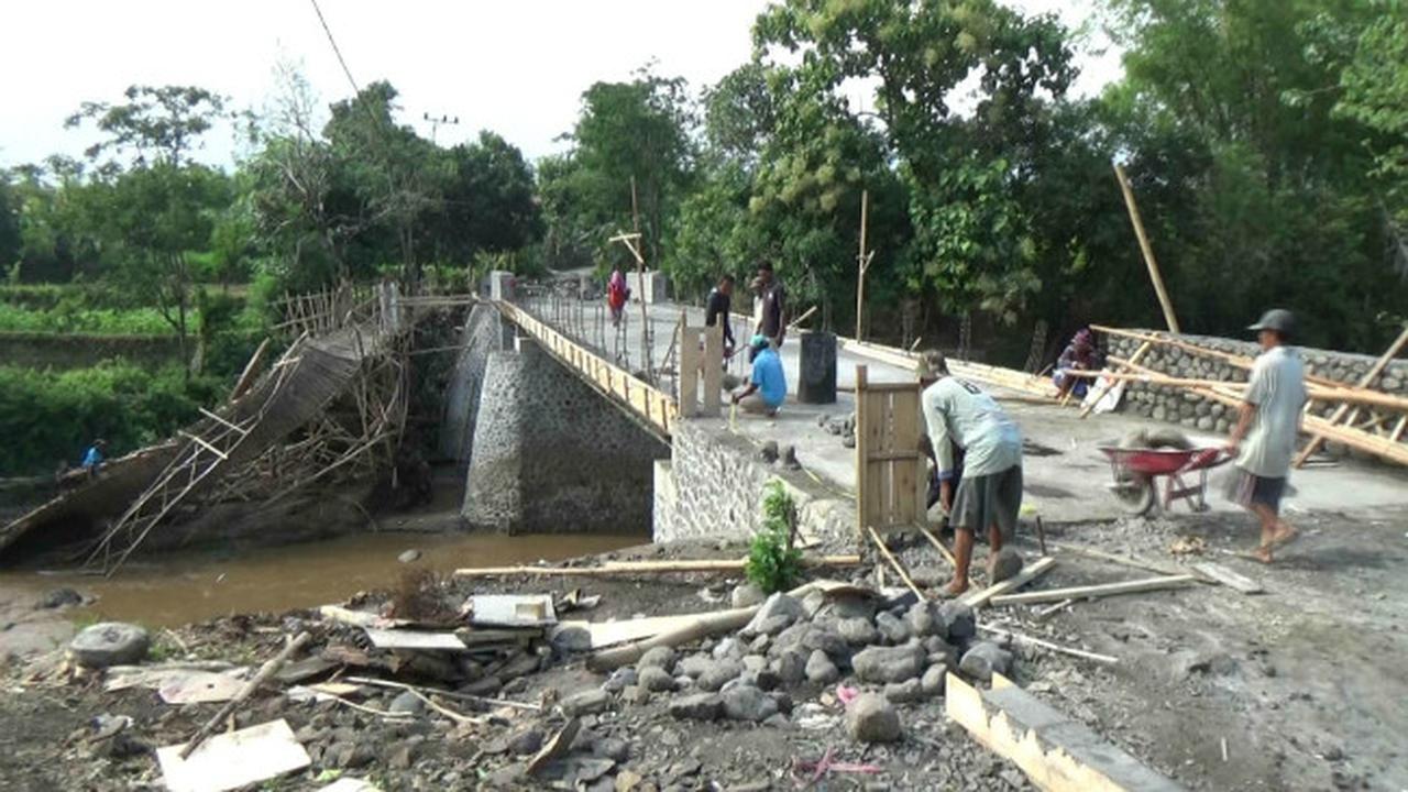 Jembatan Penghubung Antardesa di Probolinggo Ambrol Diterjang Lahar Dingin Bromo