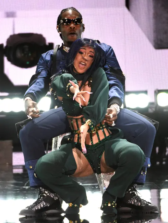 Aksi panggung penyanyi rapper Cardi B saat tampil acara BET Awards 2019 di Los Angeles, AS (24/6/2019). Cardi B berduet dengan sang suami, rapper Offset saat tampil di atas panggung BET Awards 2019. (AP Photo/Chris Pizzello)