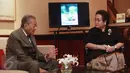 Pendiri Yayasan Pendidikan Soekarno (YPS) Rachmawati Soekarnoputri berbincang bersama Mantan PM Malaysia Mahathir Mohamad (kiri) pada acara Penganugerahan Tanda Kehormatan Star of Soekarno di Jakarta, Minggu (27/9). (Liputan6.com/Herman Zakharia)