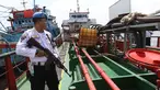Badan Keamanan Laut (Bakamla) RI mengamankan dua kapal berjenis motor tanker dan kapal ikan di perairan Teluk Jakarta, Jumat (1/2). Kapal tanker milik EIP itu diduga telah melakukan transfer BBM ke kapal ikan sekitar 41 ton. (Liputan6.com/Angga Yuniar)