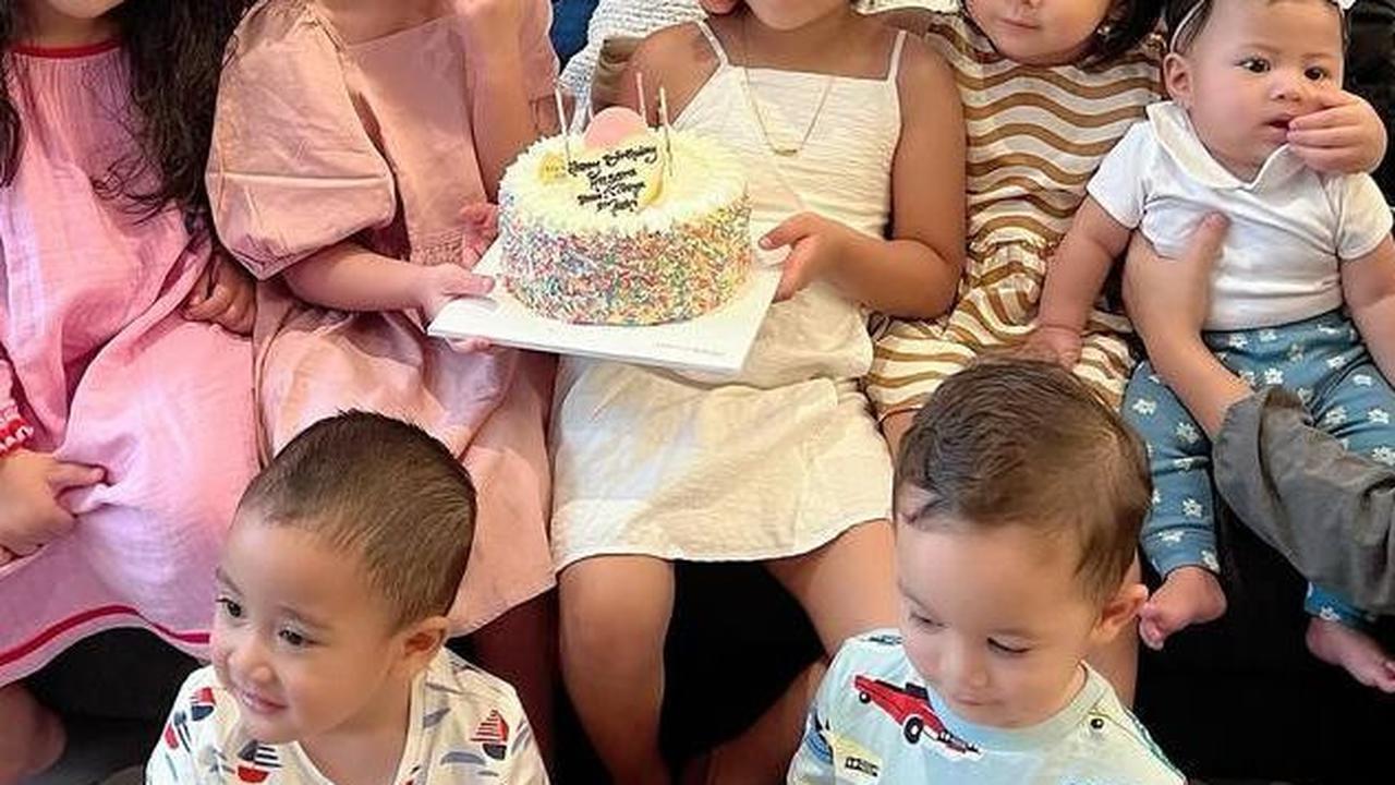 Ternyata, di antara bocah-bocah menggemaskan ini, ada Lily yang bikin netizen terpukau dengan pipi chubby-nya.<br>