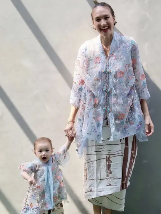 <p>Paduan kebaya modern dan kain juga menambah kesan gaya yang menjanikan. Ia tampak seru ketika tampil bergaya kembar dengan sang buah hati. [Foto: Nadine Chandrawinata/ Instagram]</p>