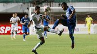 Striker Persebaya Surabaya, Rifaldi Bawuo (kiri) berebut bola dengan bek Persib Bandung, Ardi Idrus dalam laga perempatfinal Piala Menpora 2021 di Stadion Maguwoharjo, Sleman, Minggu (11/4/2021). (Bola.com/M Iqbal Ichsan)