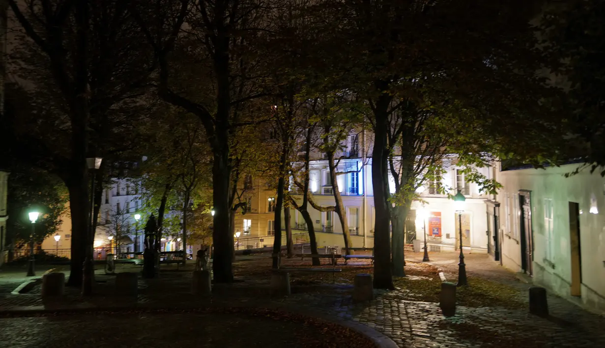 Suasana alun-alun Emile-Goudeau di Montmartre di distrik 18 Paris, selama jam malam, Jumat (23/10/2020). Prancis memperpanjang jam malam untuk sembilan kota yang menjadikan sebanyak 46 juta orang harus berada di rumah mulai pukul 21.00-06.00 guna mencegah meluasnya virus corona. (Valery HACHE/AFP)