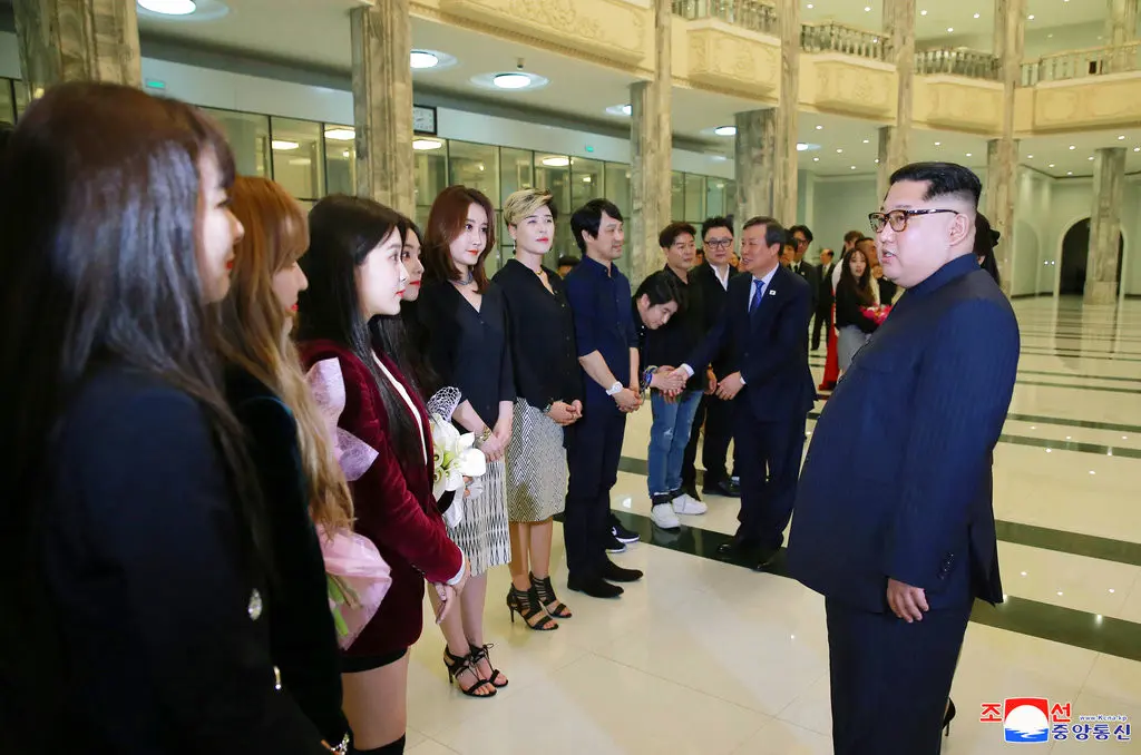 Kim Jong-un saat bertemu dengan sejumlah bintang K-pop di Pyongyang pada Minggu (1/4/2018). (Korean Central News Agency/Korea News Service via AP)