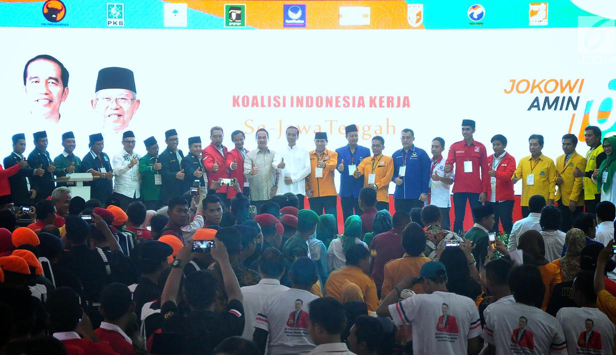 Calon presiden petahana, Joko Widodo berfoto bersama seusai pelantikan dan konsolidasi tim kampanye daerah Jawa Tengah di Panti Marhaen, Kantor DPD PDIP Semarang, Sabtu (20/10). Jokowi melakukan kunjungan di Semarang selama dua hari. (Liputan6.com/Gholib)