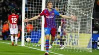 Penyerang Barcelona, Luuk de Jong berselebrasi usai mencetak gol ke gawang Athletic Bilbao selama pertandingan lanjutan La Liga Spanyol di di stadion Camp Nou di Barcelona, Spanyol, Senin (28/2/2022). Dengan kemenangan ini Barcelona berada di posisi keempat dengan 45 poin.  (AP Photo/Joan Monfort)