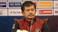 Pelatih kepala Timnas Indonesia U-22, Indra Sjafri saat menghadiri konferensi pers, Jumat (12/5/2023) di Olympic National Stadium, Phnom Penh, Kamboja, jelang laga semifinal cabor sepak bola SEA Games 2023 menghadapi Vietnam yang akan digelar Sabtu, 13 Mei 2023. (Bola.com/Abdul Aziz)