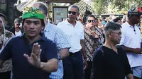 Mantan Presiden AS, Barack Obama dijaga ketat saat mengunjungi Pura Tirta Empul, Tampaksiring, Gianyar, Bali, Selasa (27/6). Kunjungan Obama tersebut mendapat sambutan antusias dari pengunjung yang memadati pura. (Liputan6.com/Immanuel Antonius)