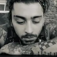 Zayn Malik saat menyanyikan lagu Night Changes milik One Direction. (Foto: Instagram/zayn)