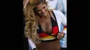 Seorang wanita mengenakan kostum warna bendera Jerman saat laga final piala dunia melawan Argentina, Senin (14/7/14). (AFP/FABRICE COFFRINI)