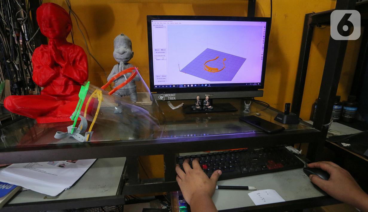 Desainer mendisain pola face shield atau pelindung wajah di IMA 3D, Cipondoh, Kota Tangerang, Kamis (23/4/2020). Sukarelawan 3D ini mampu memproduksi face shield atau pelindung wajah sebanyak 100 buah per hari untuk donasi tenaga medis selama pandemi Covid-19. (Liputan6.com/Fery Pradolo)