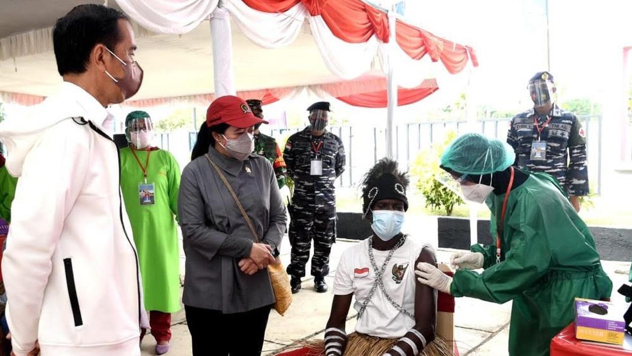 Presiden Jokowi meninjau vaksinasi Covid-19 di halaman Kantor Bupati, Kabupaten Merauke.
