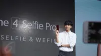 Brand Ambassador Asus Zenfone 4 Gong Yoo memamerkan smartphone Asus Zenfone 4 Selfie Pro. Liputan6.com/ Agustin Setyo Wardani