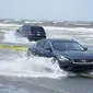 Mobil melewati banjir di sepanjang rute 90 saat jalur luar Badai Ida tiba di Gulfport, Miss (29/8/2021). (AP Photo/Steve Helber)