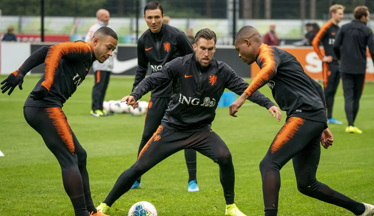 Pemain Belanda, Memphis Depay, Kevin Strootman dan Denzel Dumfries mengikuti sesi latihan tim di Zeist (9/10/2019). Timnas Belanda akan bertanding melawan Irlandia Utara pada grup C kualifikasi Euro 2020 di Stadion Feijenoord. (Jerry Lampen/ANP/AFP)