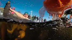 Seorang peserta mengikuti kompetisi renang es Big Neva Cup di sungai Neva di St.Petersburg, Rusia, (4/3). Sekitar 150 peserta mengikuti kompetisi renang dengan suhu minus 10 derajat celcius. (AP Photo/Dmitri Lovetsky)
