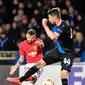 Gelandang Manchester United, Bruno Fernandes berebut bola dengan pemain Club Brugge, Brandon Mechele dalam leg pertama babak 32 besar Liga Europa di Jan Breydelstadion, Kamis (20/2/2020). Manchester United gagal meraih hasil maksimal usai ditahan imbang Club Brugge 1-1. (JOHN THYS / AFP)