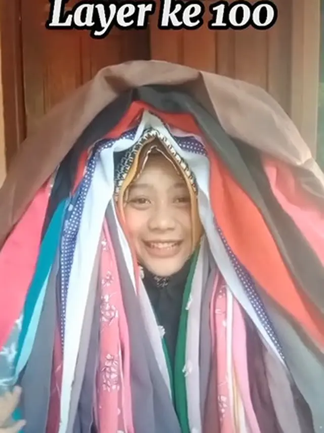 Viral Video Gadis Pakai 100 Lapis Jilbab, Aksinya Tuai Beragam Komentar