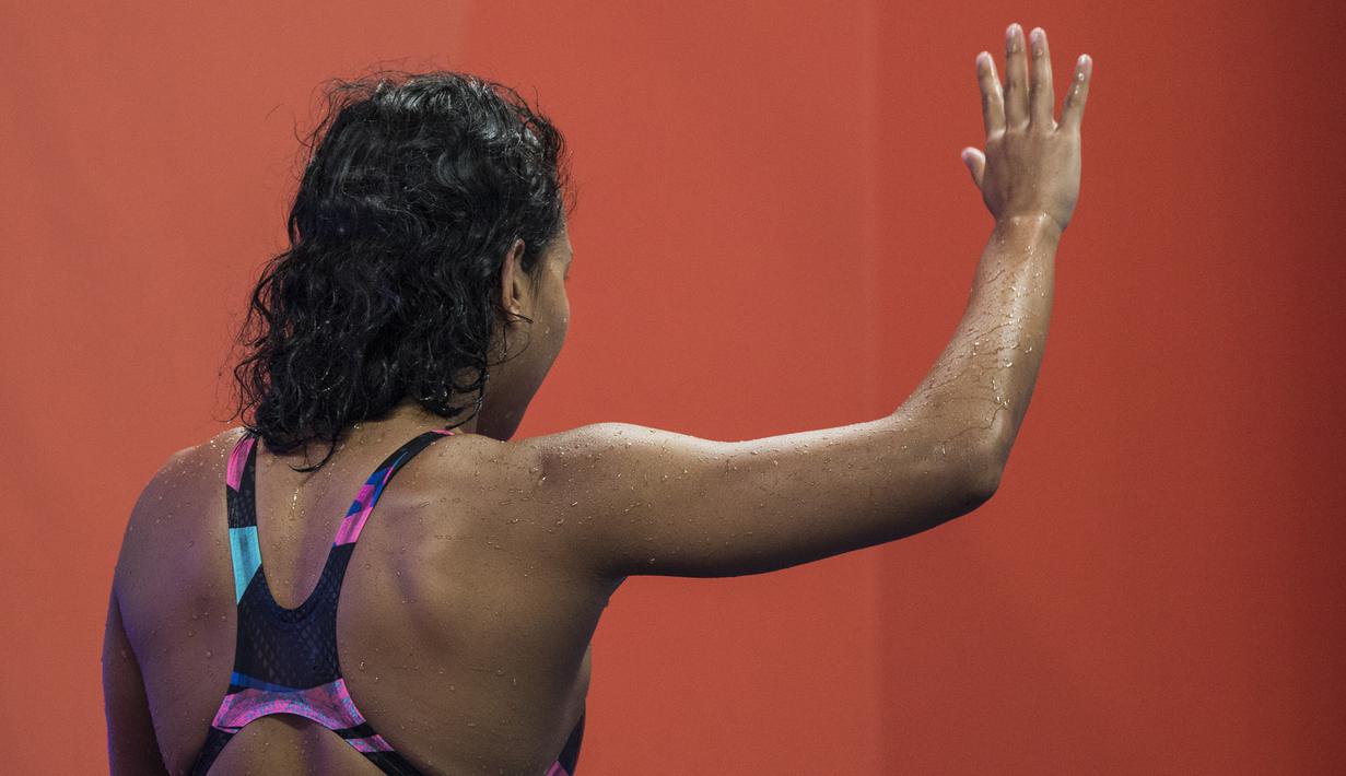 Perenang Indonesia, Syuci Indriani, menyapa suporter usai tampil pada renang nomor 200 meter gaya bebas Asian Para Games di Stadion Aquatic Senayan, Jakarta, Minggu (7/10/2018). Syuci berhasil meraih medali perunggu. (Bola.com/Vitalis Yogi Trisna)