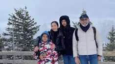 Pada momen liburan Natal dan tahun baru seperti ini, banyak para selebriti menikmati momen liburan bersama keluarga. Hingga saat ini sudah banyak keluarga selebriti terbang ke berbagai negara untuk menjalani liburan. Salah satunya ialah Bunga Zainal dan suami yang saat ini sudah berada di Swiss bersama kedua buah hatinya. (Liputan6.com/IG/@bungazainal05)
