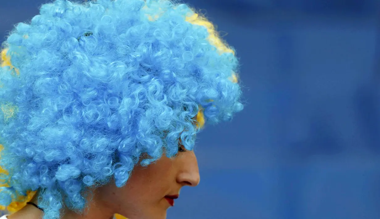 Seorang Suporter Ukraina tampil unik dengan rambut berwarna khas Negaranya pada laga Euro 2016  Ukraina melawan Polandia di Stadion Velodrome, Marseille, Rabu (22/6/2016) dini hari WIB.   (REUTERS/Yves Herman)