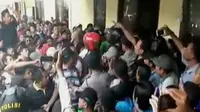 VIDEO: Warga Sandera 6 Preman Pengawal Pabrik Karet di Mojokerto