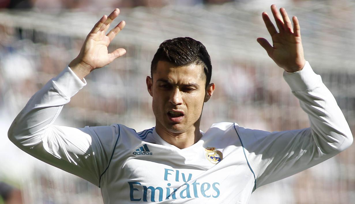 Striker Real Madrid, Cristiano Ronaldo, tampak kecewa saat ditaklukkan Barcelona pada laga bertajuk El Clasico La Liga di Santiago Bernabeu, Sabtu (23/12/2017). Real Madrid takluk 0-3 dari Barcelona. (AFP/Oscar Del Pozo)