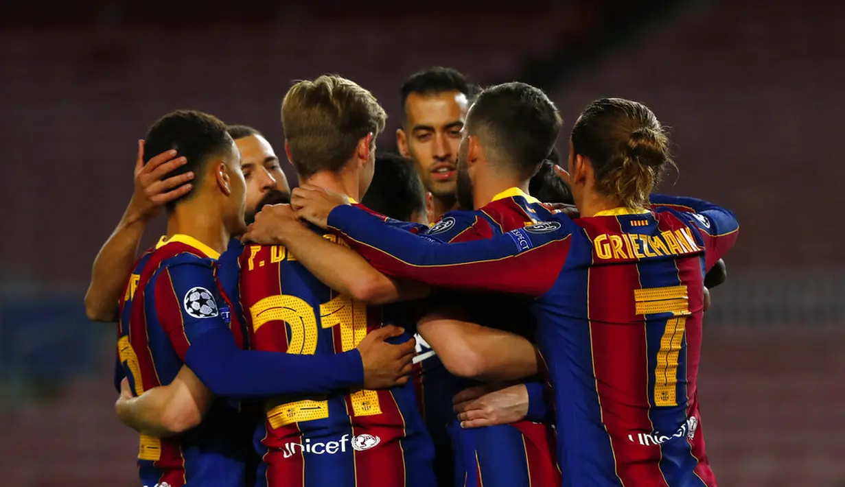 Pemain Barcelona Lionel Messi merayakan bersama rekan satu timnya usai mencetak gol ke gawang Dynamo Kyiv pada pertandingan Grup G Liga Champions di Camp Nou, Barcelona, Spanyol, Rabu (4/11/2020). Barcelona menang 2-1. (AP Photo/Joan Monfort)