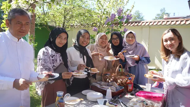 Kemeriahan dan semangat persaudaraan sangat terasa dalam acara Salat Idul Fitri 1445 H dan Halal Bihalal di Wisma Duta RI yang digelar pada 10 April 2024 (1 Syawal 1445 H). (KBRI Bukares)