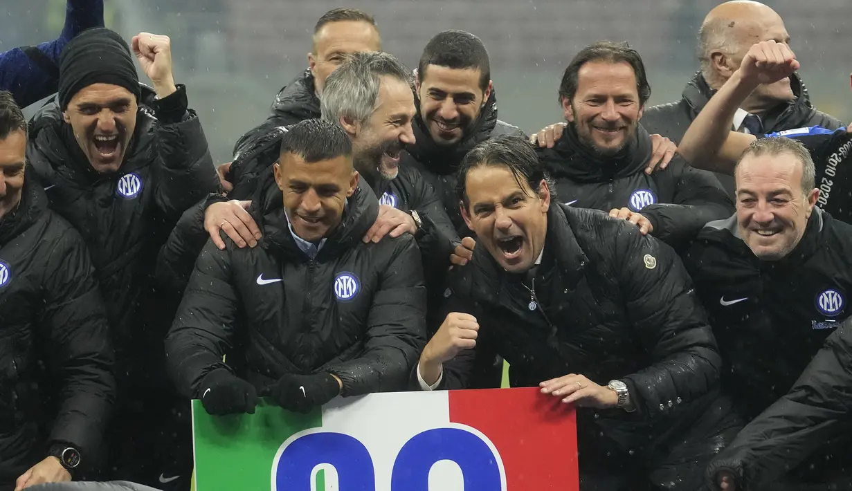 Gelar keenam sekaligus terbaru yang diraih Simone Inzaghi bersama Inter Milan yang melengkapi raihan seluruh tiga trofi domestik di kasta tertinggi sepak bola Italia adalah trofi juara Serie A Liga Italia musim 2023/2024. Kepastian itu didapat usai mengalahkan AC Milan 2-1 pada laga pekan ke-33 Serie A, Senin (22/4/2024). (AP Photo/Luca Bruno)