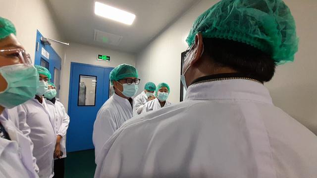 Menkes Budi Cek Fasilitas Produksi PT Biotis yang berada di Gunung Sindur Kabupaten Bogor.