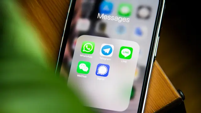 Ilustrasi WhatsApp dan aplikasi pesan instan.  Adem AY/Unsplash