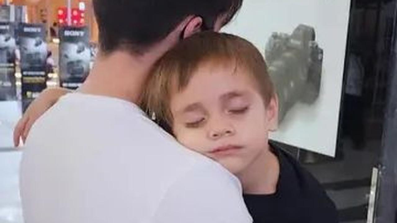 Koa, merindukan ayahnya, terlihat sangat erat berpelukan dengan Stefan William hingga akhirnya tertidur dalam dekapan sang ayah.