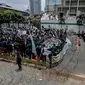 Sejumlah ormas Islam menggelar aksi kecam pernyataan Presiden Prancis di kawasan Sarinah, Jakarta, Rabu (4/11/2020). Dalam aksi unjuk rasa tersebut mereka mengecam pernyataan Presiden Prancis Emmanuel Macron yang diaanggap menghina Islam dan Nabi Muhammad. (Liputan6.com/Faizal Fanani)