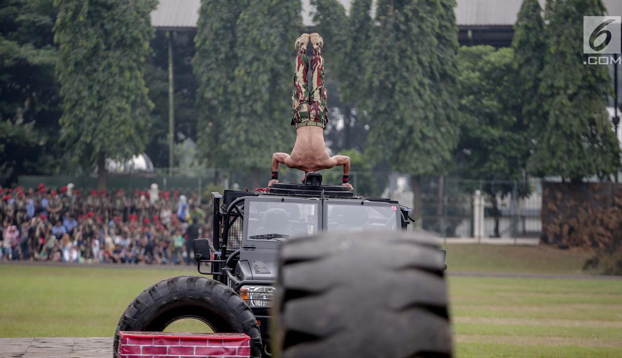 Prajurit Kopassus melakukan aksi ketangkasan saat peringatan HUT ke-67 Kopassus di Markas Kopassus, Cijantung, Jakarta, Rabu (24/4). Acara HUT Kopassus dimeriahkan sejumlah aksi demonstrasi unjuk kekuatan koprs Baret Merah ini, seperti beladiri, dan ketangkasan fisik. (Liputan6.com/Faizal Fanani)