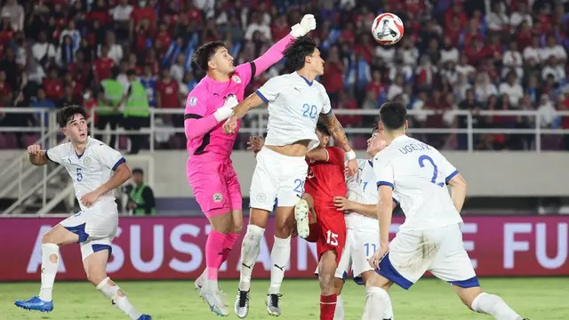 Aksi kiper Filipina, Quincy Kammeraad dalam laga Piala AFF 2024 versus Timnas Indonesia, Sabtu (21/12/2024). (c) Bola.net/Abdul Aziz