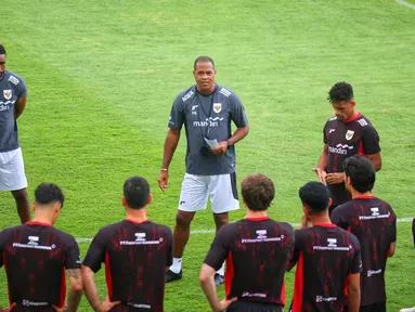 Pelatih Timnas Indonesia, Patrick Kluivert, memberikan arahan kepada anak asuhnya saat memimpin latihan perdana untuk persiapan laga Kualifikasi Piala Dunia 2026 zona Asia di Bali United Training Center (BUTC) Kabupaten Gianyar, Senin (26/5/2025). (Bola.com/Alit Binawan)