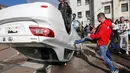 Beberapa kendaraan yang terparkir di sekitar Kedutaan Besar Rusia di Kiev, Ukraina, (14/6/2014), dirusak massa yang melakukan aksi unjuk rasa. (REUTERS/Valentyn Ogirenko)