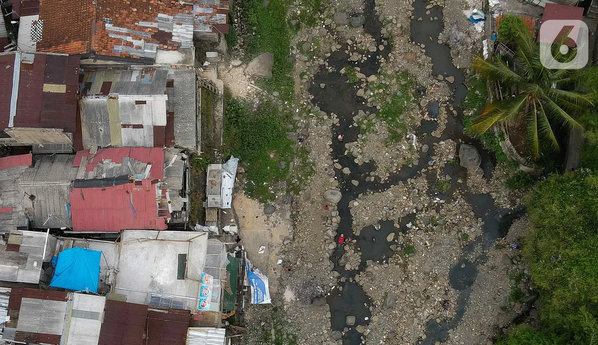 Kondisi Sungai Ciliwung yang menyusut airnya di kawasan Pulo Geulis Kota Bogor, Jawa Barat, Kamis (12/10/2023). (Liputan6.com/Herman Zakharia)