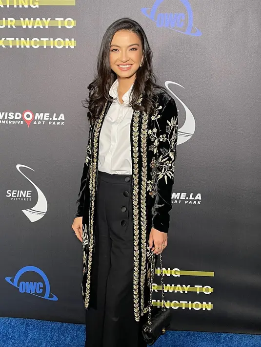 Tak melulu jadi atasan, Raline Shah kenakan kebaya panjang velvet hitam sebagai outer. Outer ini jadi aksen etnik dari paduan kemeja dan celana panjang. [@ralineshah]