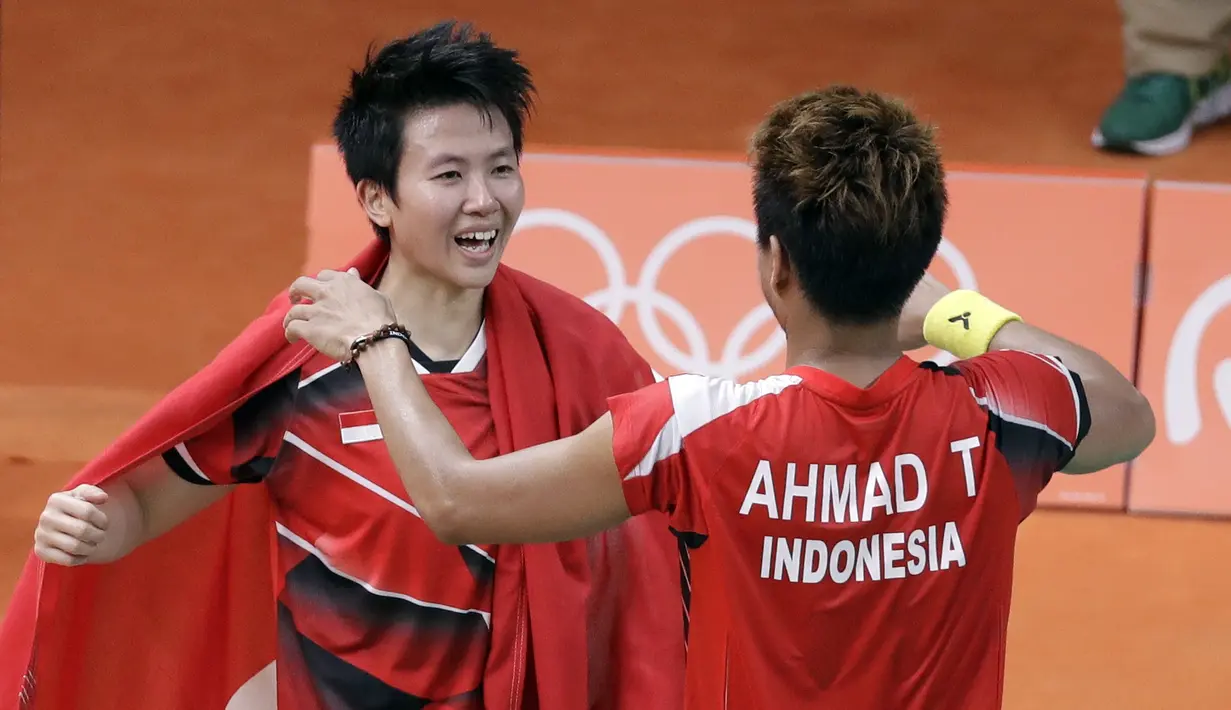 Tidak butuh waktu lama dalam final bulu tangkis tersebut. Owi dan Butet menang dua set langsung dengan skor 21-14 dan 21-12. Dengan waktu sekitar 45 menit. Beberapa pasangan dari Malaysia ini melakukan kesalahan. (AP Photo/Mark Humphrey)