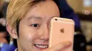 Pengunjung berselfie dengan burger 'Pokeburg' karakter dari game fenomena Pokemon Go di restoran Down N 'Out Burger, Sydney, Australia, (26/8). (REUTERS/Jason Reed)