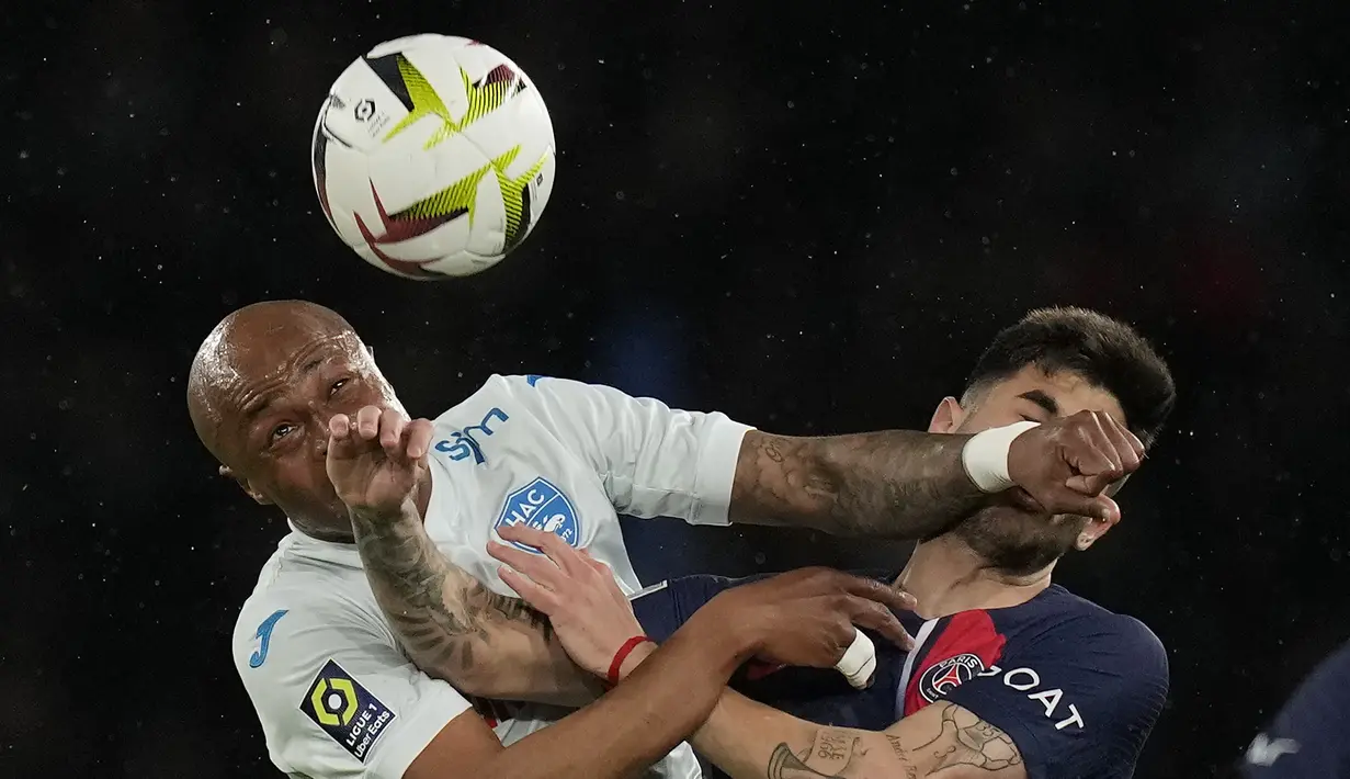 Penyerang Le Havre, Andre Ayew berebut bola dengan gelandang Paris Saint Germain (PSG) Ethan Mbappe pada pekan ke-31 Ligue 1 2023/2024 di Parc des Princes, Minggu (28/4/2024) dini hari WIB. (AP Photo/Thibault Camus)