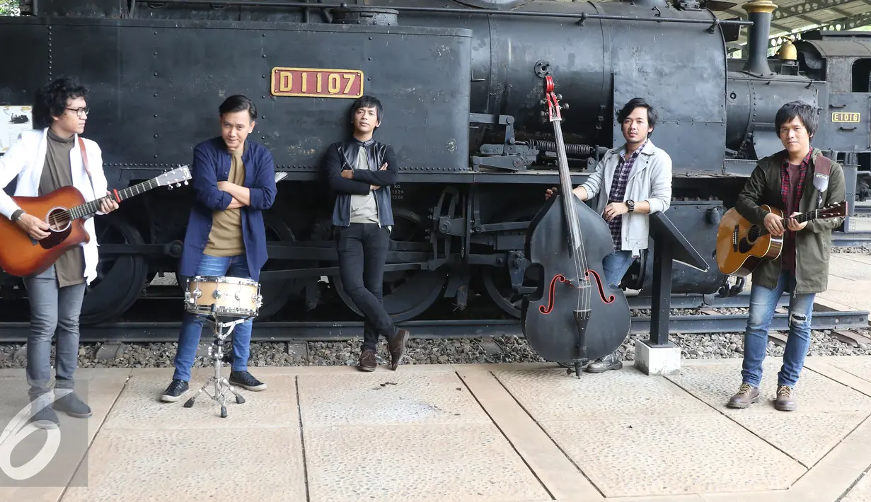 Personel Band D'Masiv berpose usai syuting video klip terbarunya di Museum Transportasi, Taman Mini Indonesia Indah (TMII), Jakarta Timur, Senin (14/11). Band D'Masiv membuat video klip dengan single yang berjudul Melodi. (Liputan6.com/Herman Zakharia)