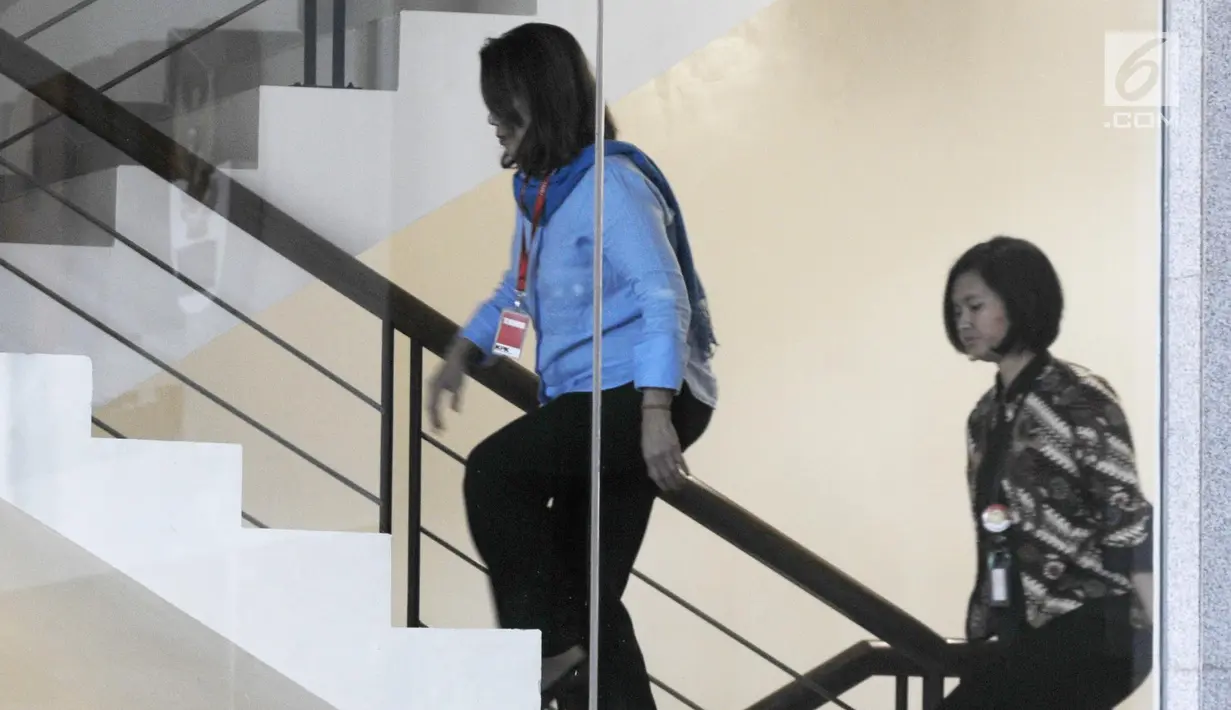 Mantan pilot wanita pertama Indonesia, Tience Sumartini menaiki tangga menuju ruang penyidik KPK, Jumat (16/3). Tience diperiksa terkait kasus suap pengadaan pesawat Airbus SAS dan mesin pesawat Rolls-Royce di PT Garuda Indonesia (Merdeka.com/Dwi Narwoko)