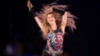 Shakira saat konser di Paris pada 13 Juni 2018. (AFP/Thomas Samson)